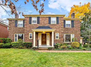 915 Harcourt Rd, Grosse Pointe Park, MI 48230