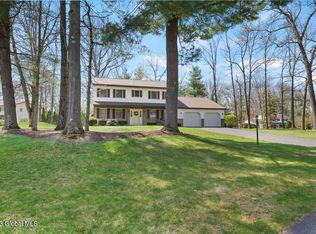 2 Lakewood Meadows Ct, Clifton Park, NY 12065