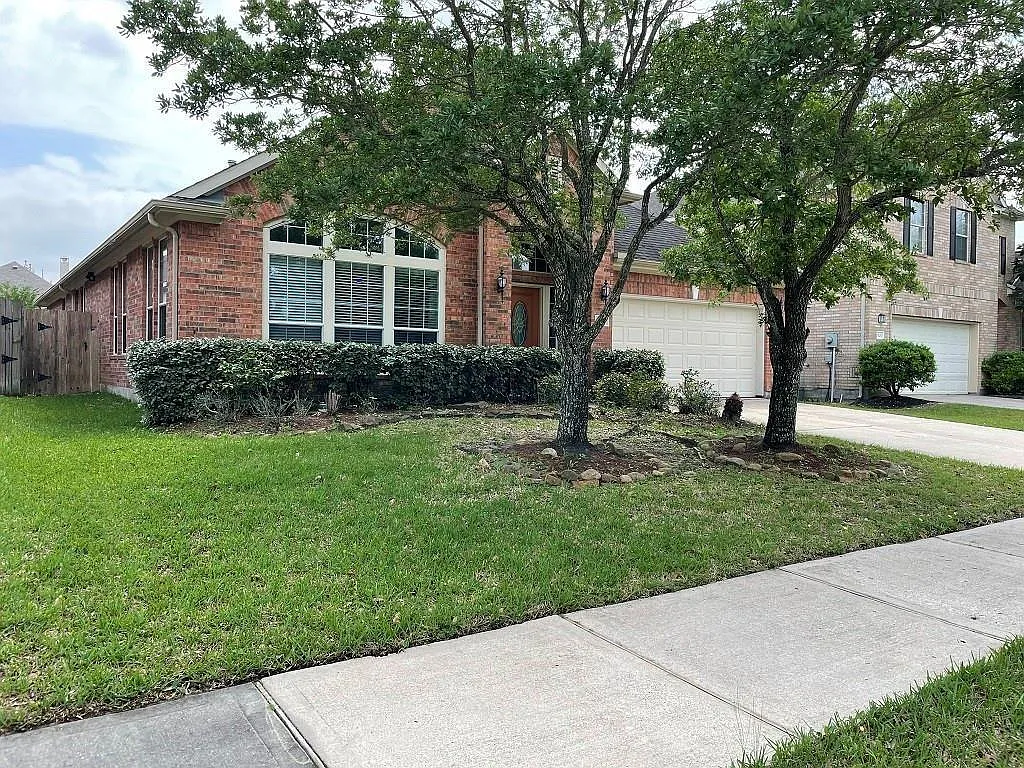 4 bed, 2.5 bath, 2550 sqft, $2,600 — Photo 3