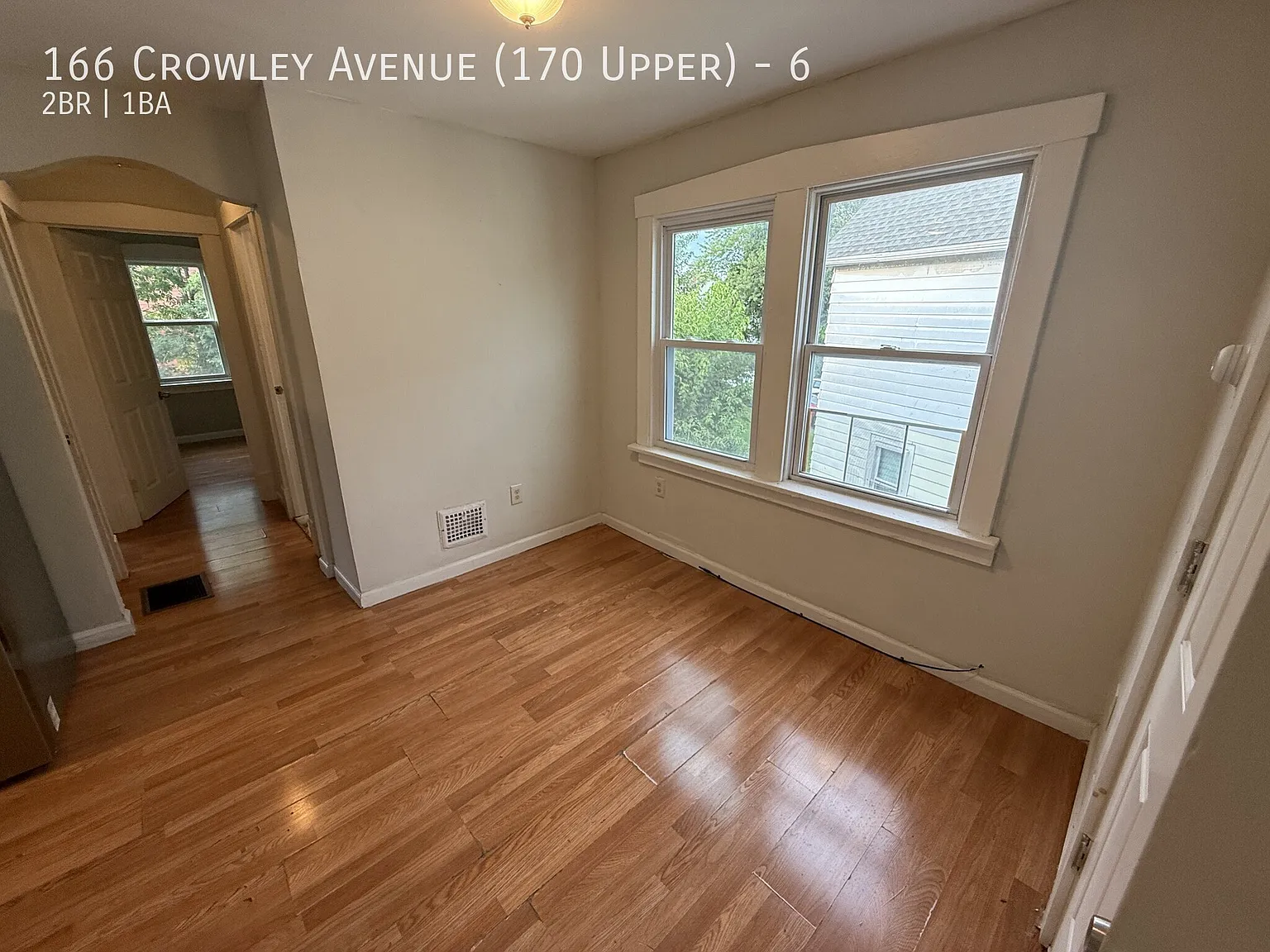 Comfortable 2-Bedroom Apartment with Off-Street Parking — Photo 2