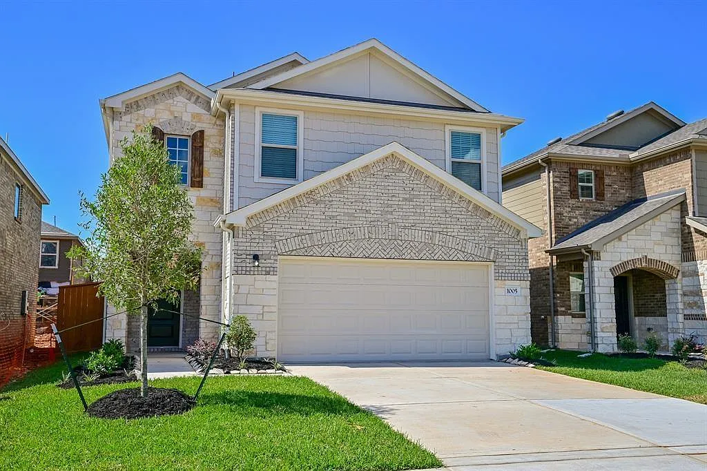 4 bed, 2.5 bath, 1917 sqft, $2,400 — Photo 1