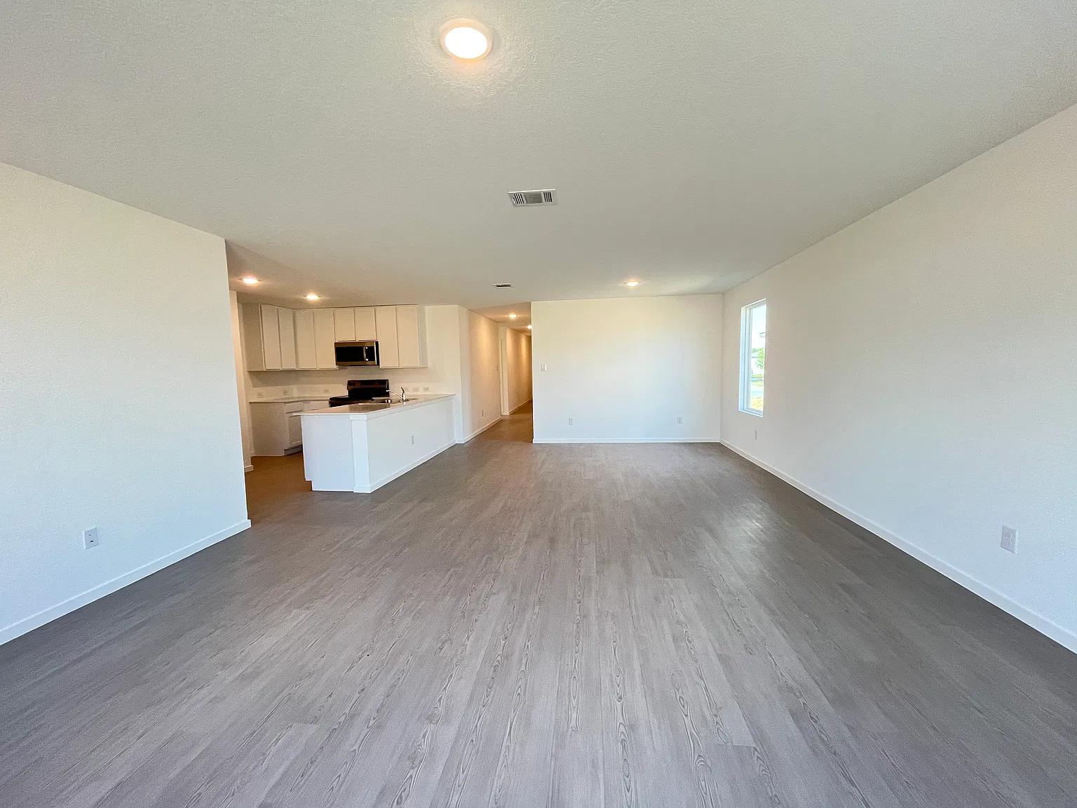 4 bed, 1676 sqft, $1,800 — Photo 2