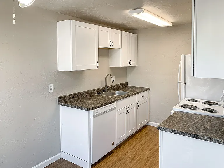 Apartment in West Salem near banks, shopping areas, bus lines, and downtown! ~ Colonial — Photo 56