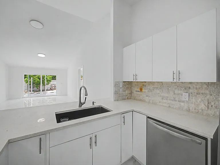 8464 Lake Worth Rd — Photo 5
