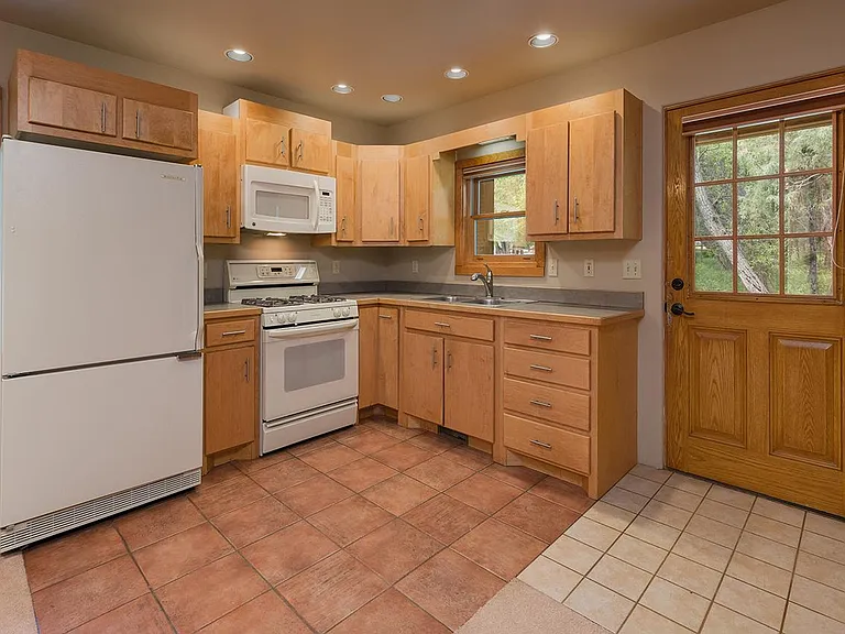Full kitchen