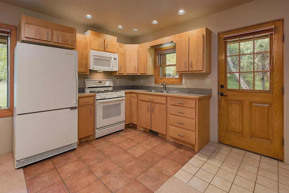 Full kitchen - 2444 County Road 204