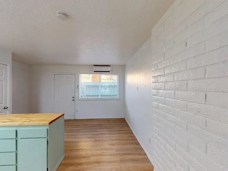 Updated and Very Private 1 Bedroom Apt with a Yard — Photo 8