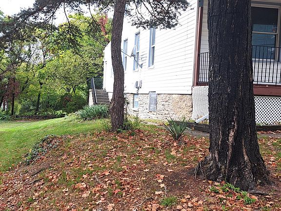 3rd image of 827 Woodlawn Ave