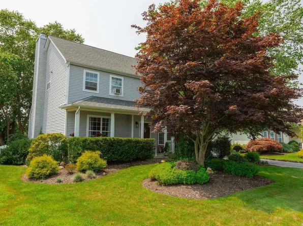19 Willowbend Lane, Holtsville, NY 11742