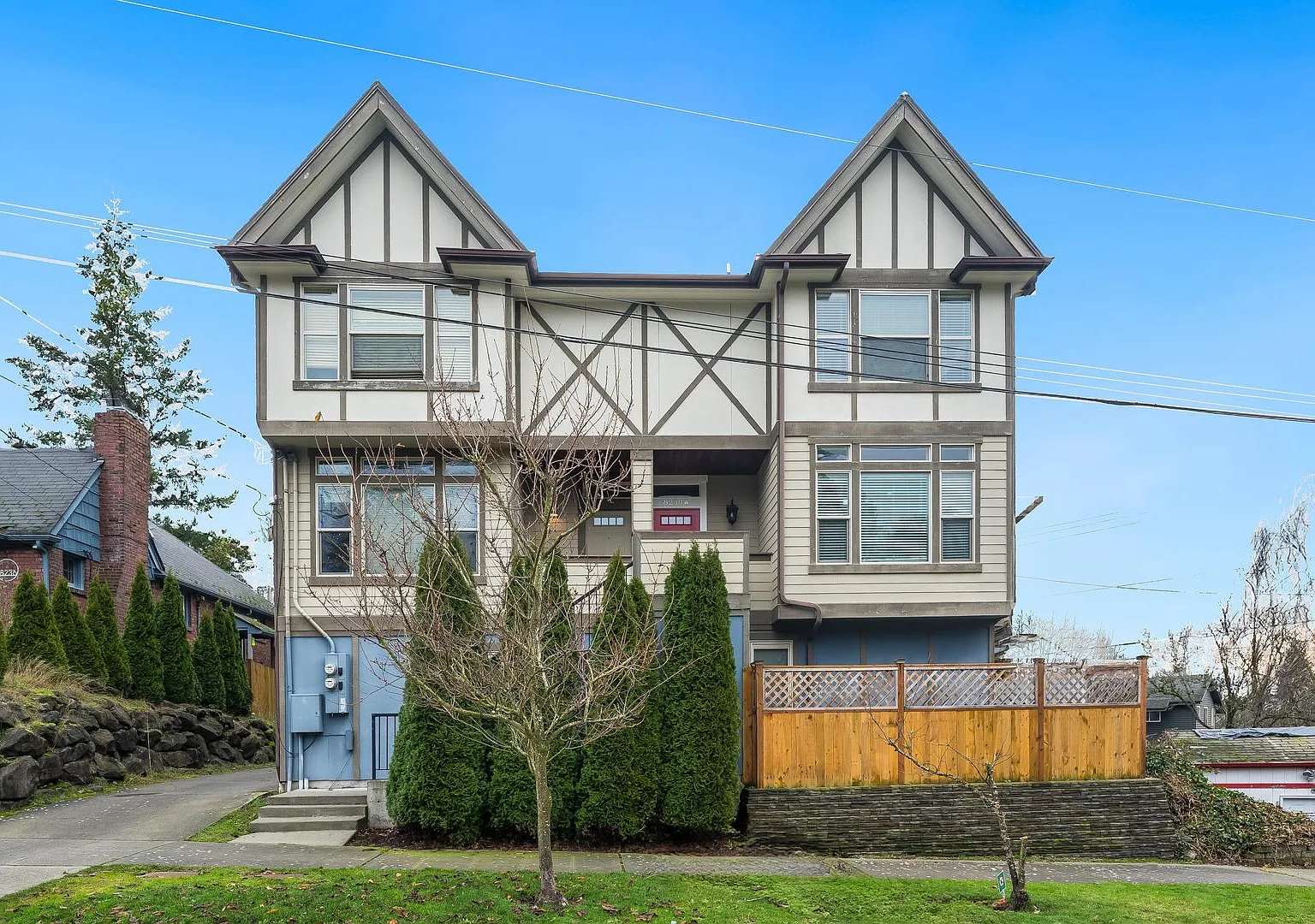 Rare 3 bed Maple Leaf Townhouse — Photo 1