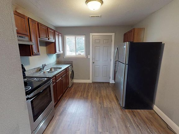5th image of 84 W Park Dr
