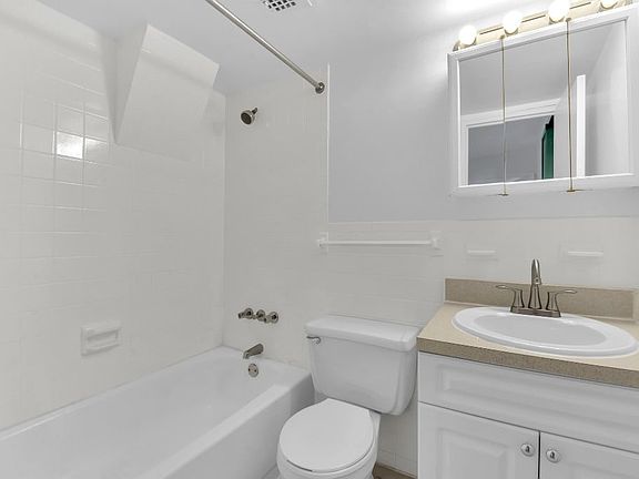 4th image of 220 E 22nd St APT 4E