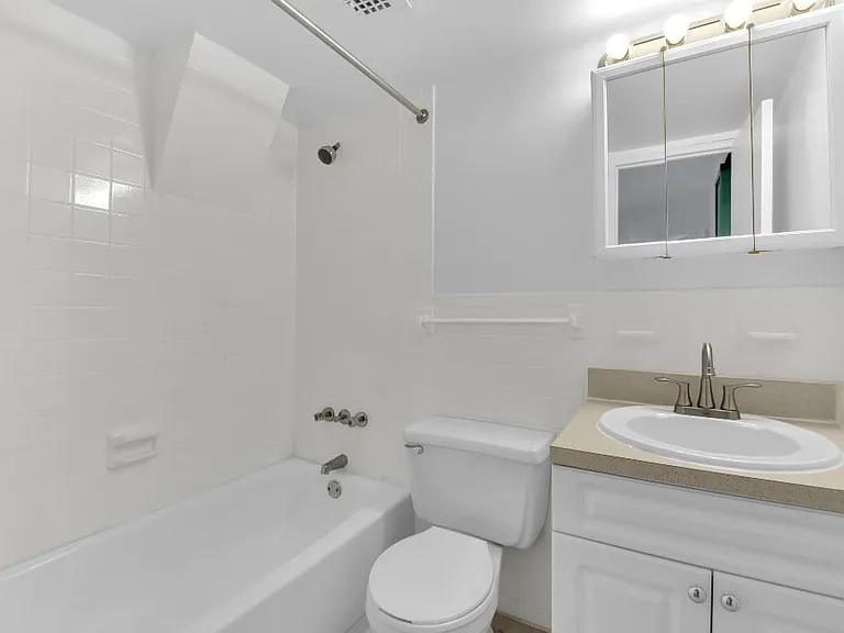 220 E 22nd St #4E — Photo 4