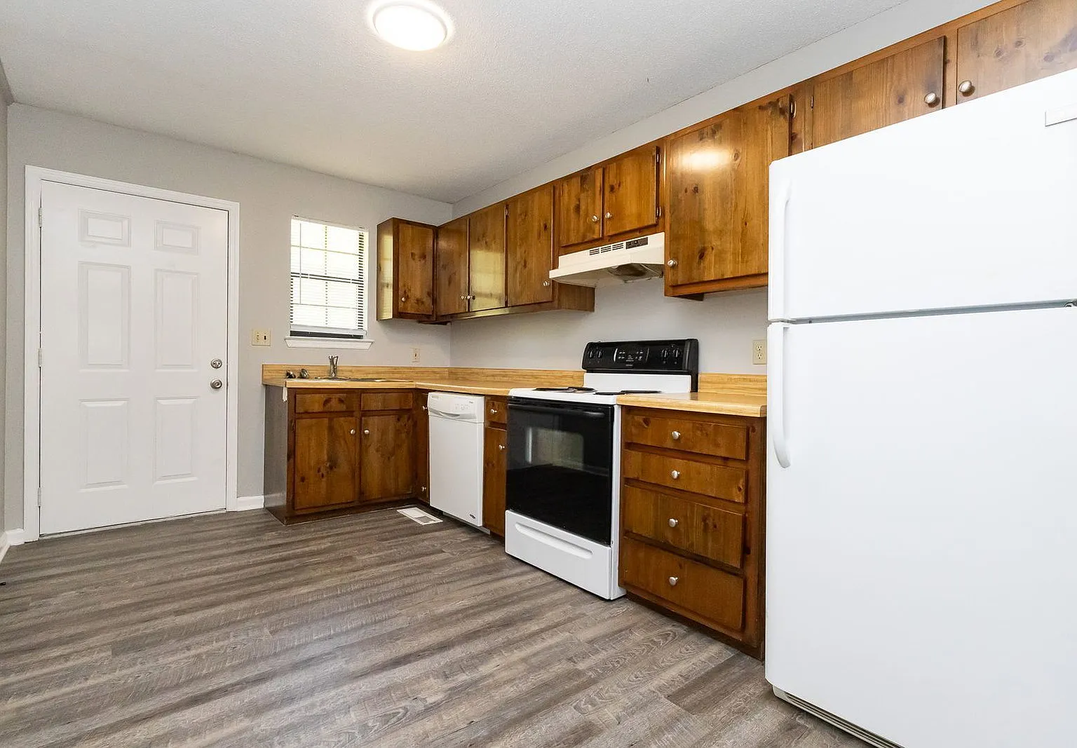 2 bed, 1.0 bath, 857 sqft, $1,225 — Photo 2