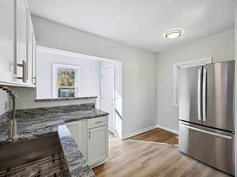 905 Brinton Dr — Photo 1
