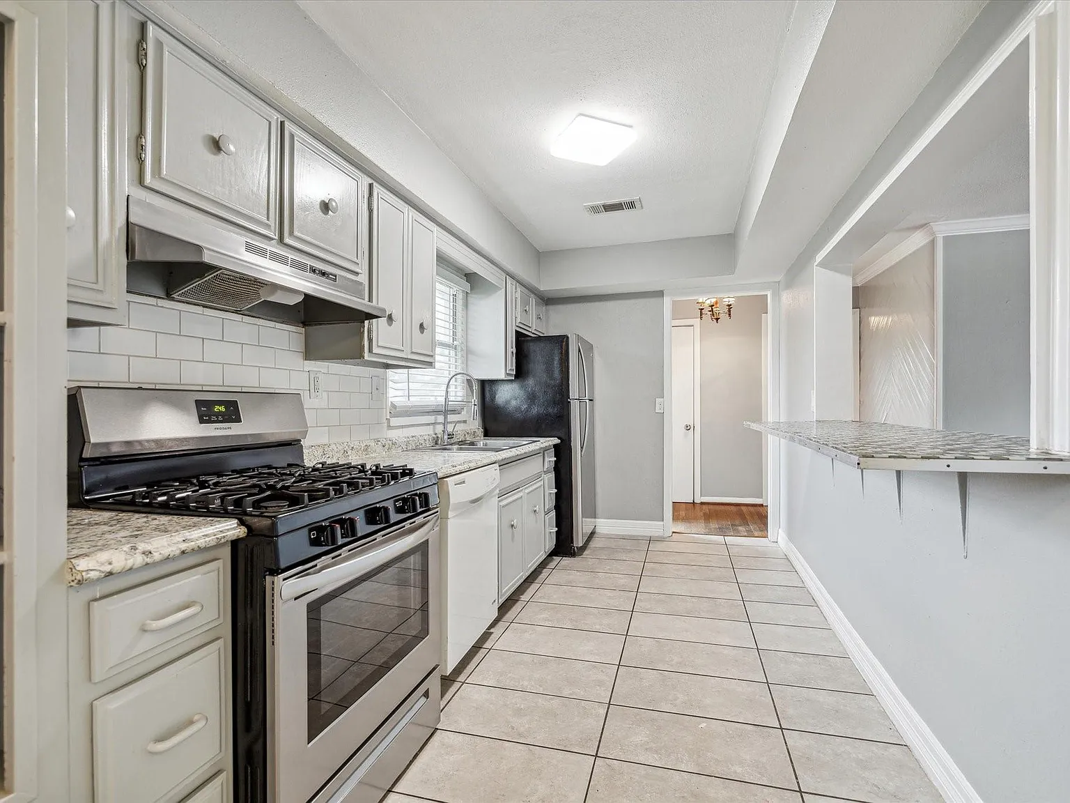 3 bed, 1.0 bath, 1380 sqft, $2,200 — Photo 3