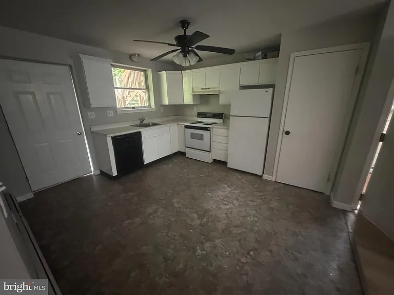 131 Smith St #B3 — Photo 1
