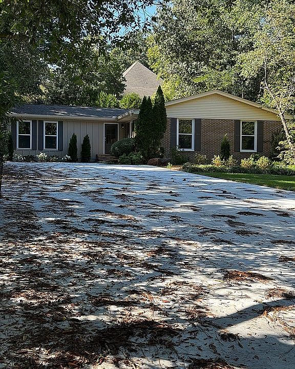 Quiet dead end street 