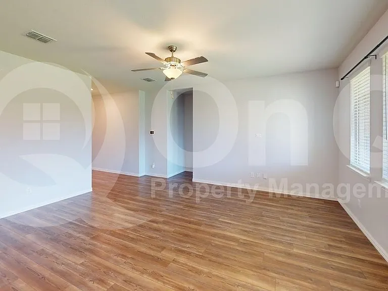 2402 Buchanan Ln — Photo 8