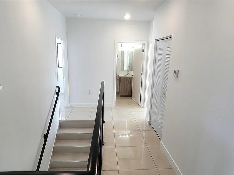 110 NW 11th Ct — Photo 16