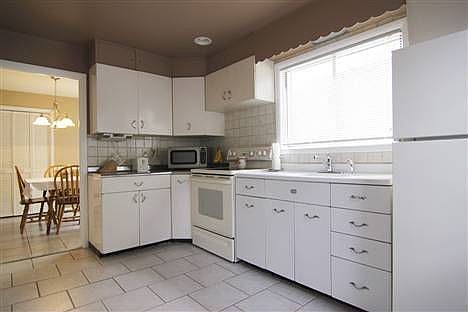 4th image of 2245 Theresa Ave