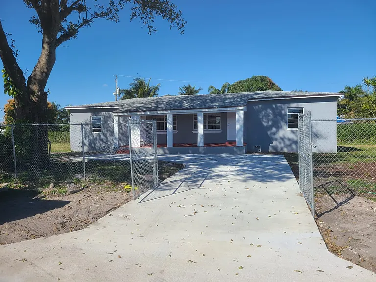 2035 NW 113th Ter — Photo 8