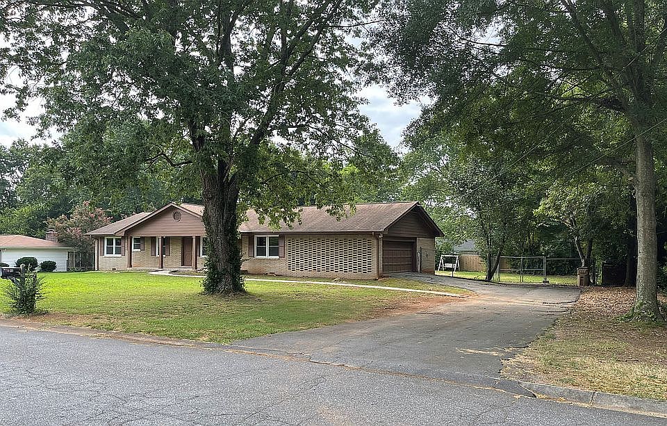 Home front / driveway side