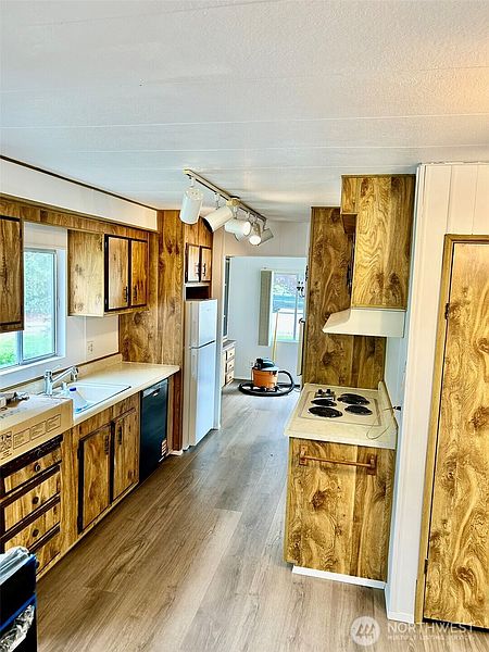 3rd image of 791 W Elliott Court