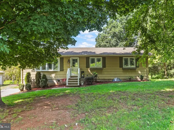 8221 Church Rd, Felton, PA 17322