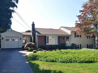 28 Blue Ridge Rd, Cranston, RI 02920