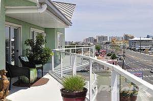 EAST WRAP-AROUND BALCONY