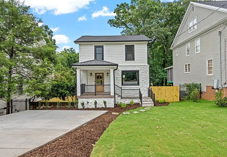 28 Douglas Dr — Photo 1