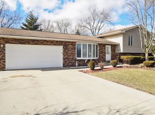 1505 Oakleaf Dr, Johnsburg, IL 60051