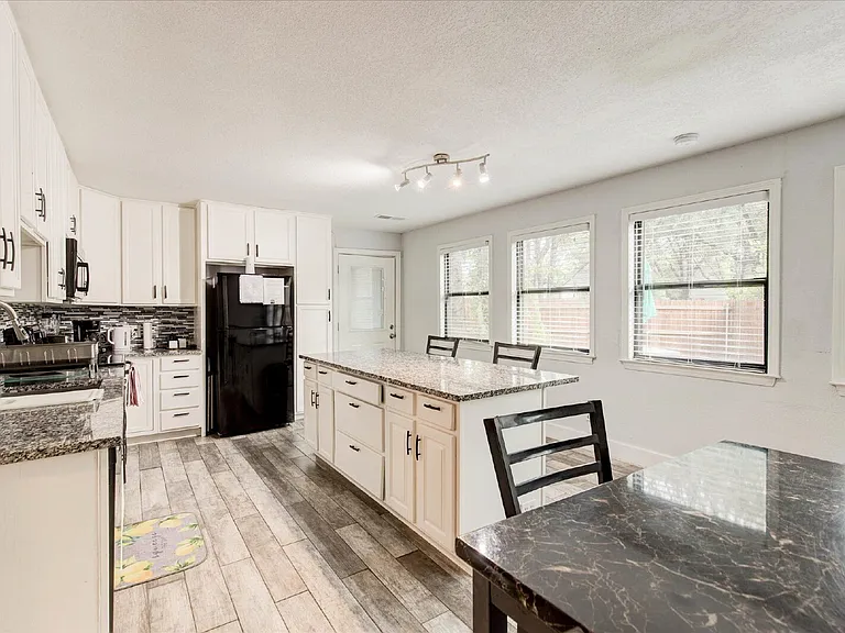 2801 W Biddison St — Photo 12