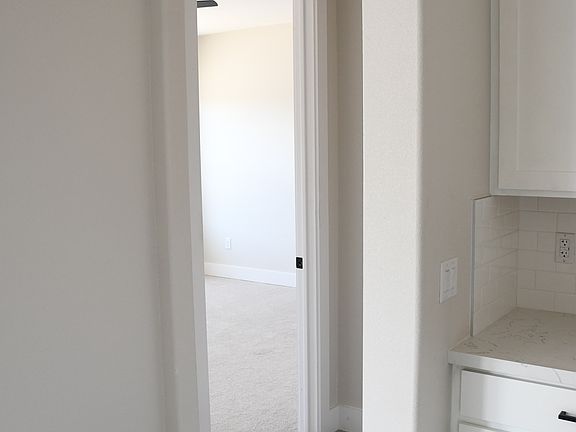 1609 WILLOW LANTANA HALLWAY ROOM VIEW