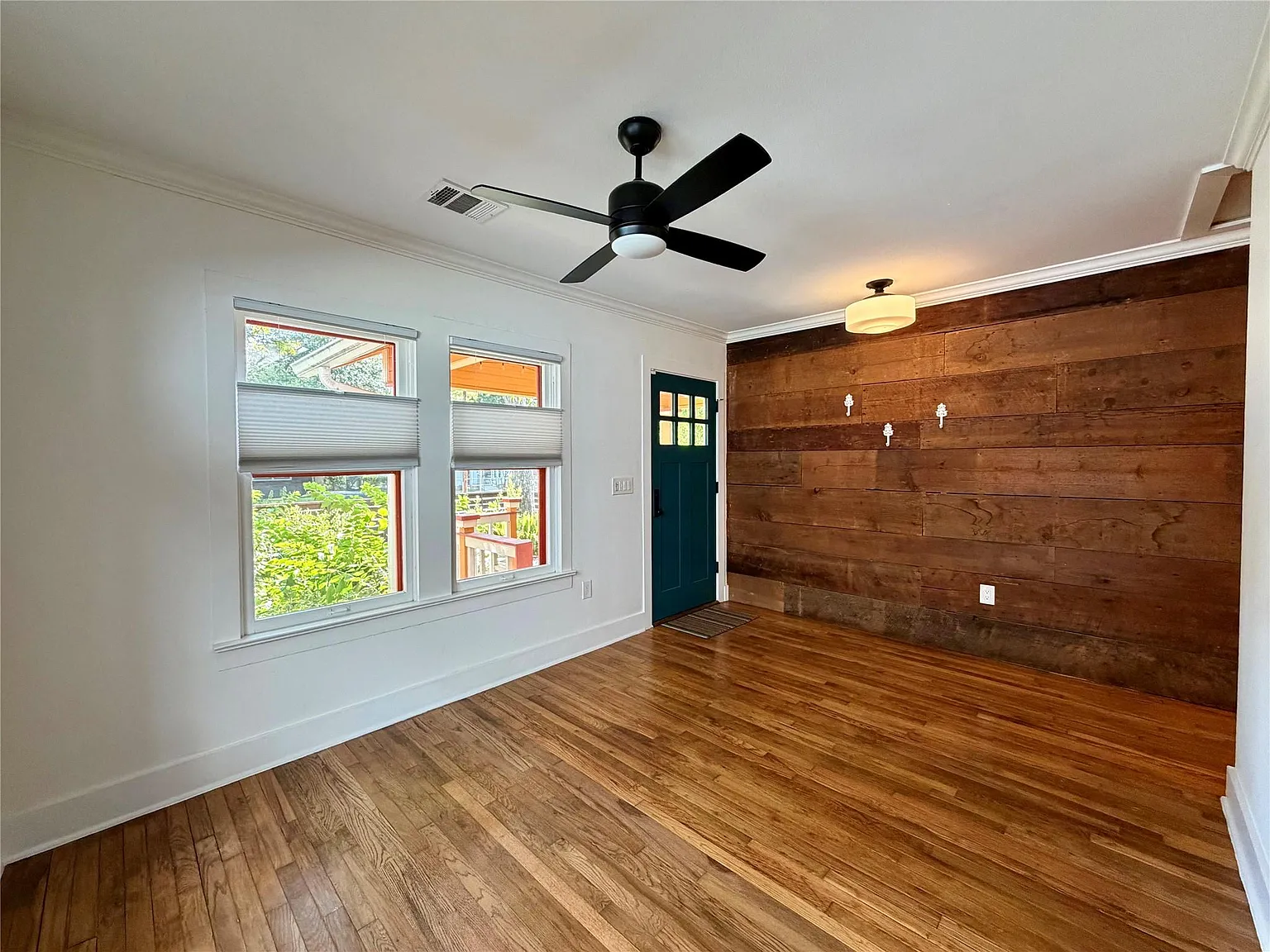 3 bed, 2.0 bath, 1440 sqft, $4,300 — Photo 2