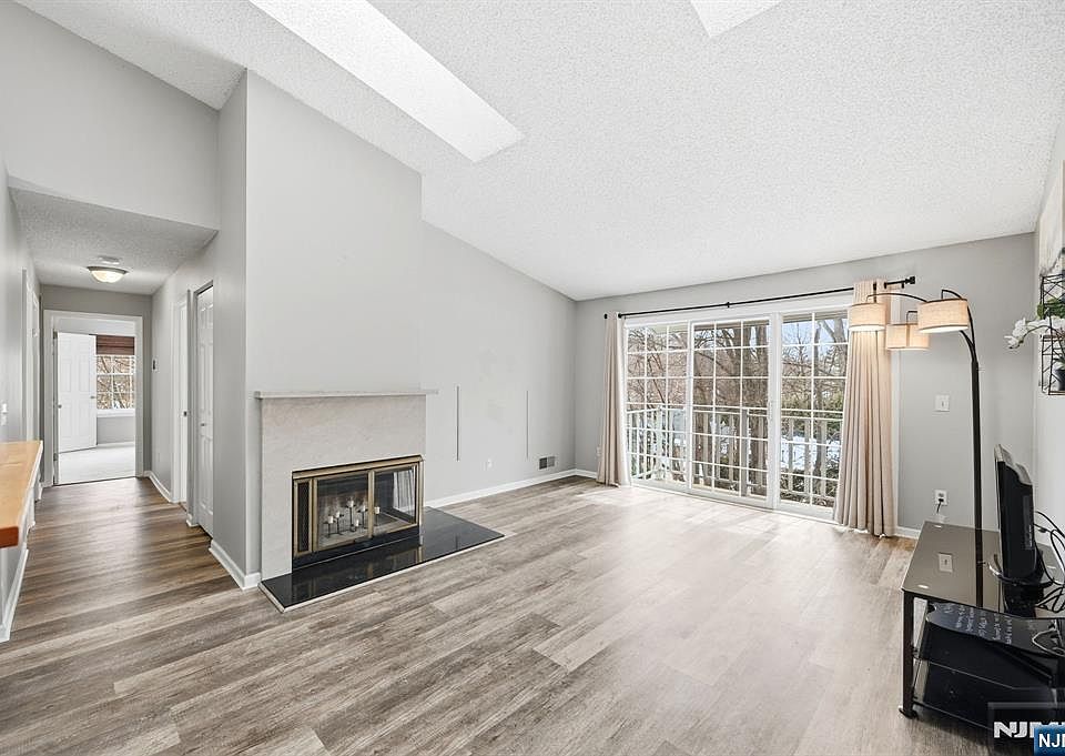 1st image of 130 Raintree Ln