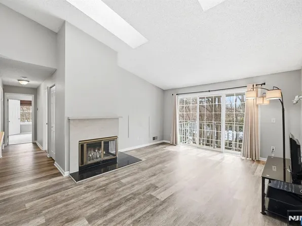 130 Raintree Ln, Mahwah, NJ 07430