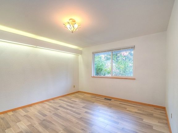 3rd image of 10918 Glenwood Dr SW