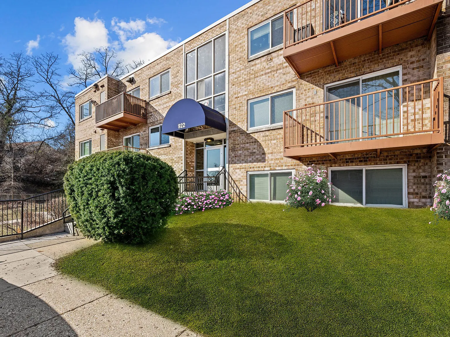 Hilltop Apartments — Photo 1