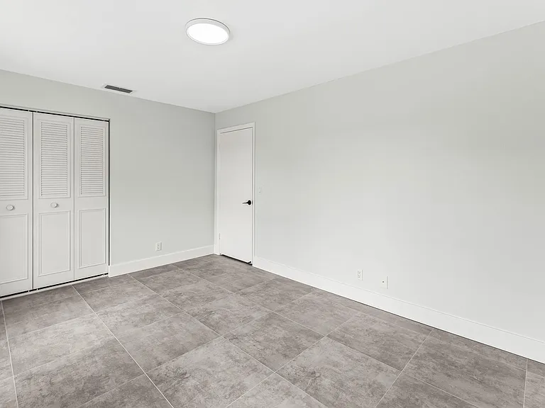711 Laconia Cir #B — Photo 9