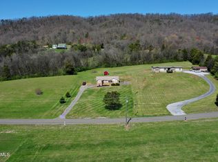 922 W Dumplin Valley Rd, Dandridge, TN 37725