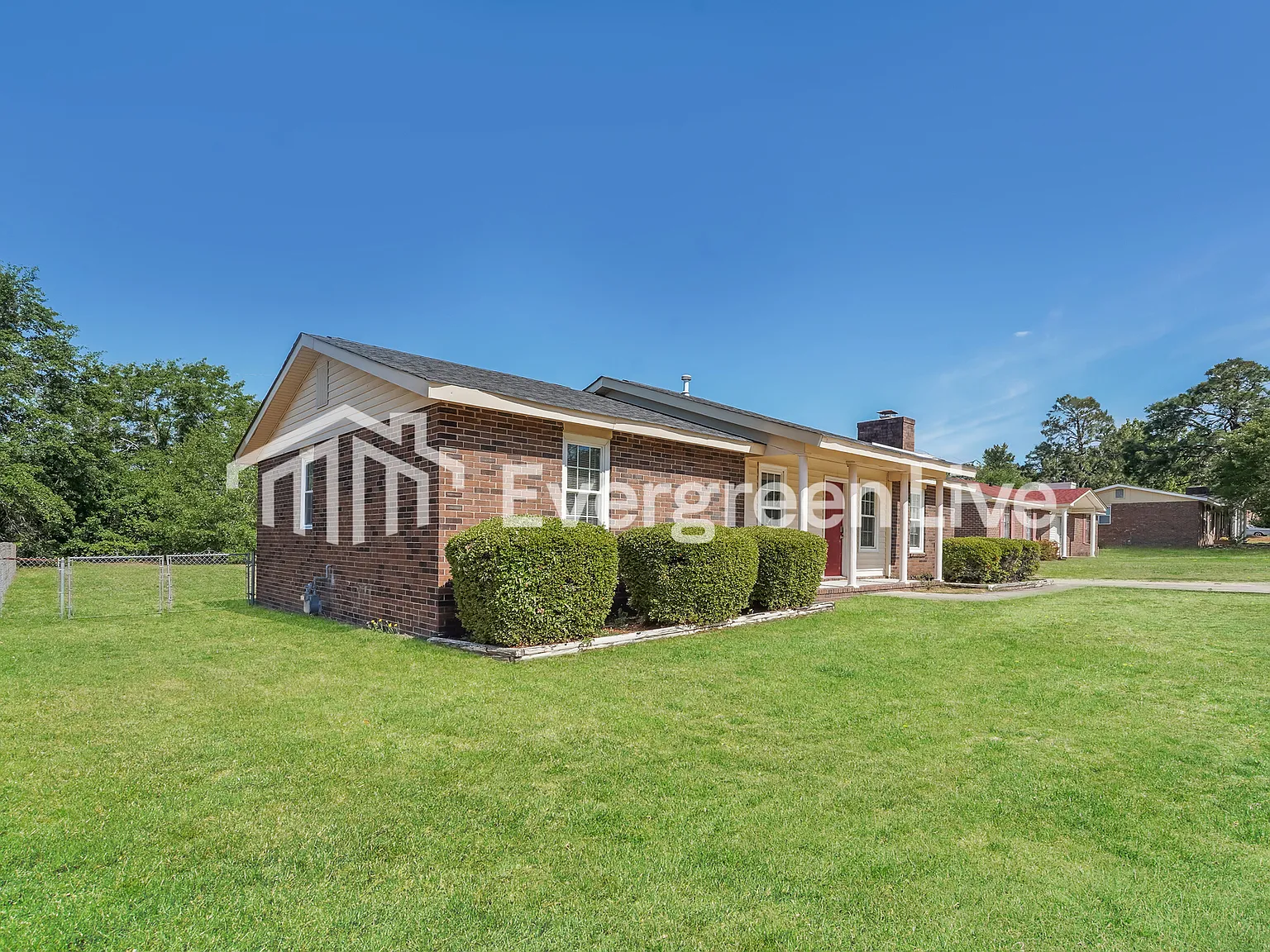 3 bed, 2.0 bath, 1372 sqft, $1,345 — Photo 2