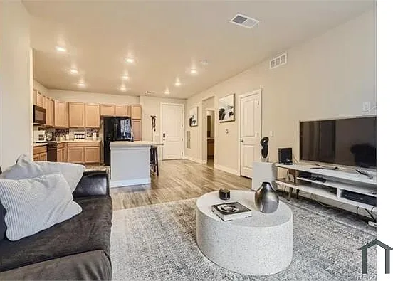 2 bed, 1046 sqft, $1,935 — Photo 4