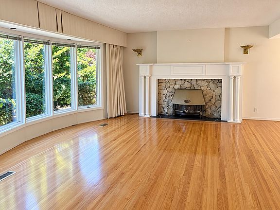 3rd image of 1074 Bayview Dr