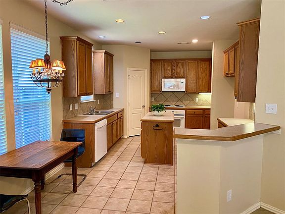 5th image of 2213 Frio Dr
