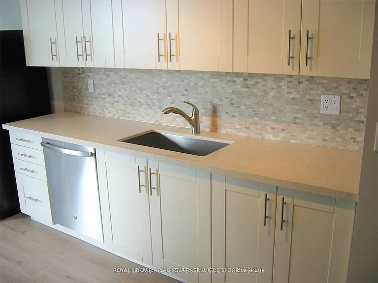 1 Aberfoyle Cres #1109 — Photo 16