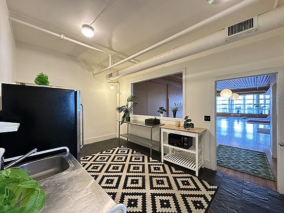4th image of 2412 W North Ave #5