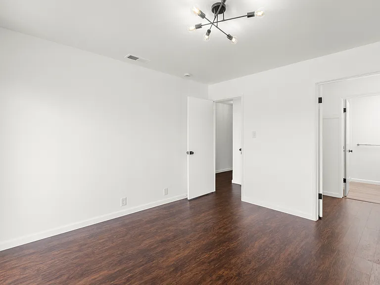 The Edgeworth Apartments — Photo 21