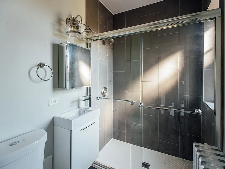 4329: Unit N2, 1BD - Bathroom